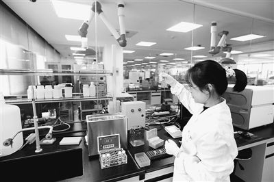 中國科大生命科學(xué)實(shí)驗(yàn)中心的技術(shù)人員在科學(xué)儀器前做測(cè)試分析。